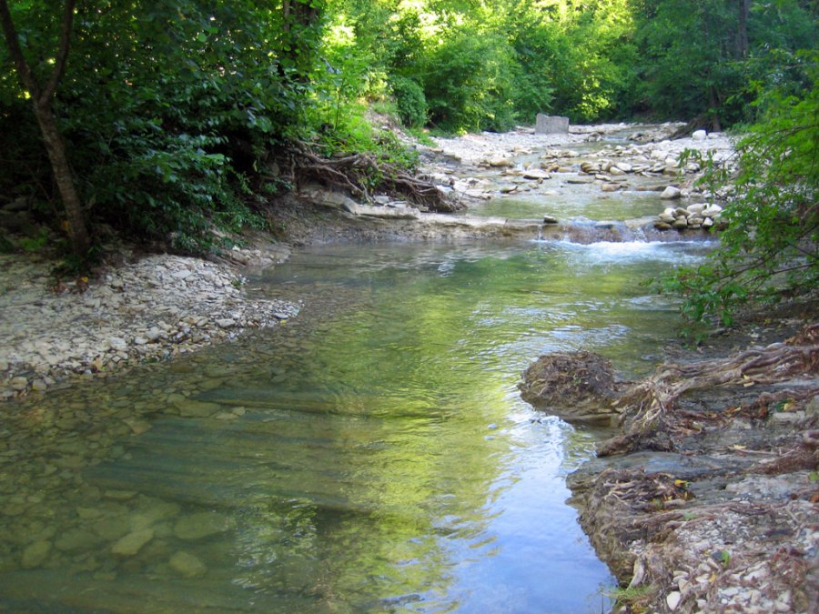 Река Дедеркой находится в юго-восточной стороне от города Туапсе. Горная река Дедеркой небольшая. Длинной с её притоками всего шестнадцать километров.