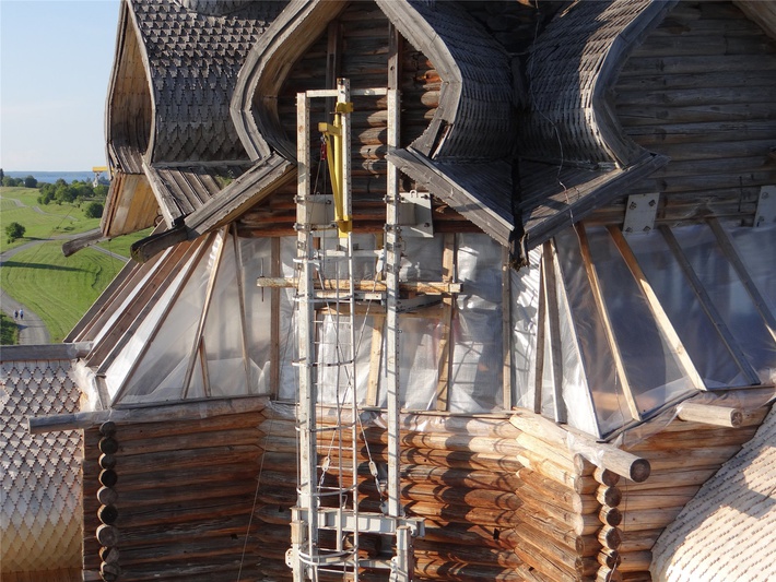 В Кижах реставрируется деревянная церковь