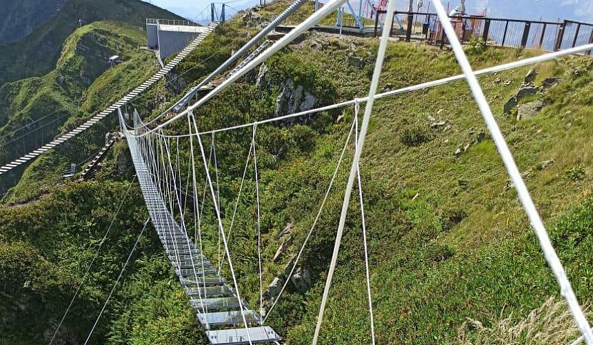 Подвесной мост с прозрачными ступенями появился в сочинских горах