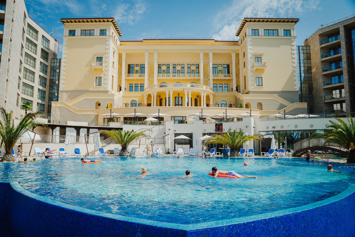 Лучшие отели Сочи с открытыми подогреваемыми бассейнами