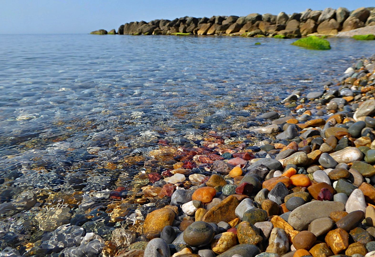 Черное море. Анапа галечный пляж. Каменистый пляж в Анапе. Галечный берег Саратов. Каменистый берег черного моря.
